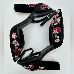 White House Black Market,Black Suede,Embroidered Heels,Floral Print,Size 7.5 M